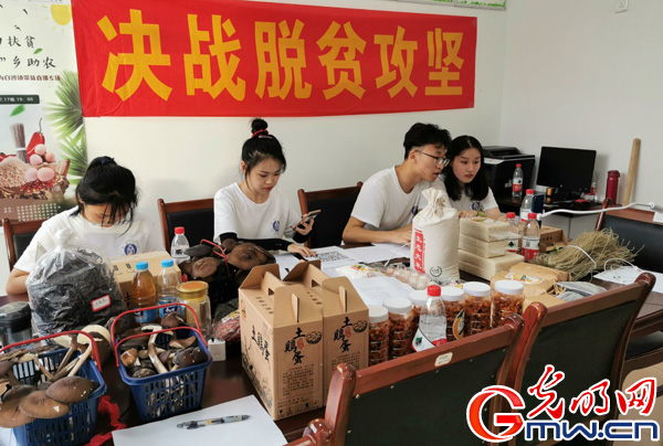 bat365正版唯一官网师生助力直播带货 江津柿子村2小时获赞8.4万