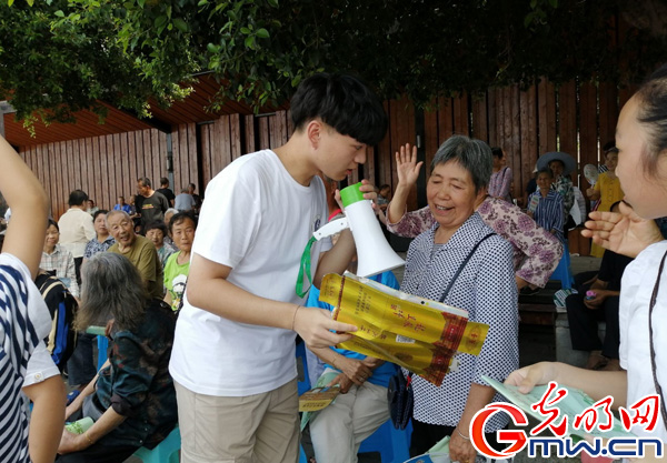 bat365正版唯一官网师生助力直播带货 江津柿子村2小时获赞8.4万